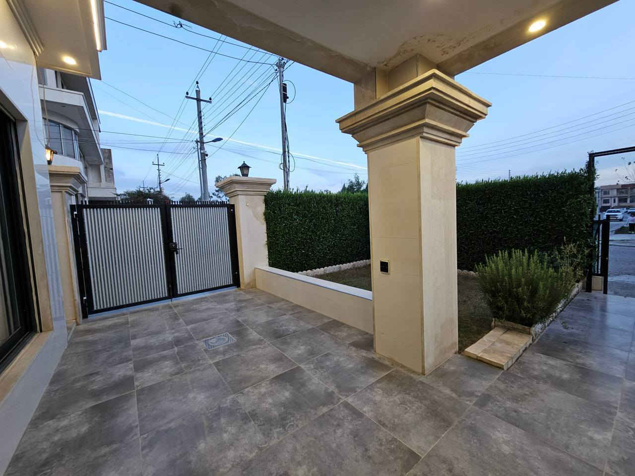 🏡 بيت VIP للبيع في أربيل الجديدة (هەولێری نوي)
فرصة سكن راقية بموقع مميز وتشطيب عالي 👌
📍 الموقع: خلف مستشفى CMC
📐 المساحة: 200 متر
🛣 شارع: 20 متري
🔹 تفاصيل البيت:
4 غرف نوم واسعة
4 حمّامات
نظام تدفئة (شوفاج)
نظام طاقة شمسية
ستائر نوافذ خارجية أوتوماتيكية
مكنسة كهربائية مركزية
مطبخ حار + مطبخ بارد (صيفي وشتوي)
اتجاه ممتاز (شروق الشمس + قبلة)
كاونتر أنيق داخل البيت
💰 السعر: 260,000 دولار
🔄 يعادل: 26 شدّة + معاملات
📞 للتواصل واتساب:
***********
✨ بيت متكامل، موقع راقي، وجاهز للسكن فوراً.

#بيت_للبيع
#بيت_VIP
#عقار_للبيع
#عقارات_اربيل
#اربيل
#هەولێر
#هەولێری_نوي
#اراضي_وعقارات
#بيوت_فخمة
#بيوت_للبيع_اربيل
#استثمار_عقاري
#سكن_راقي
#بيت_احلامك
#عقارات_العراق
