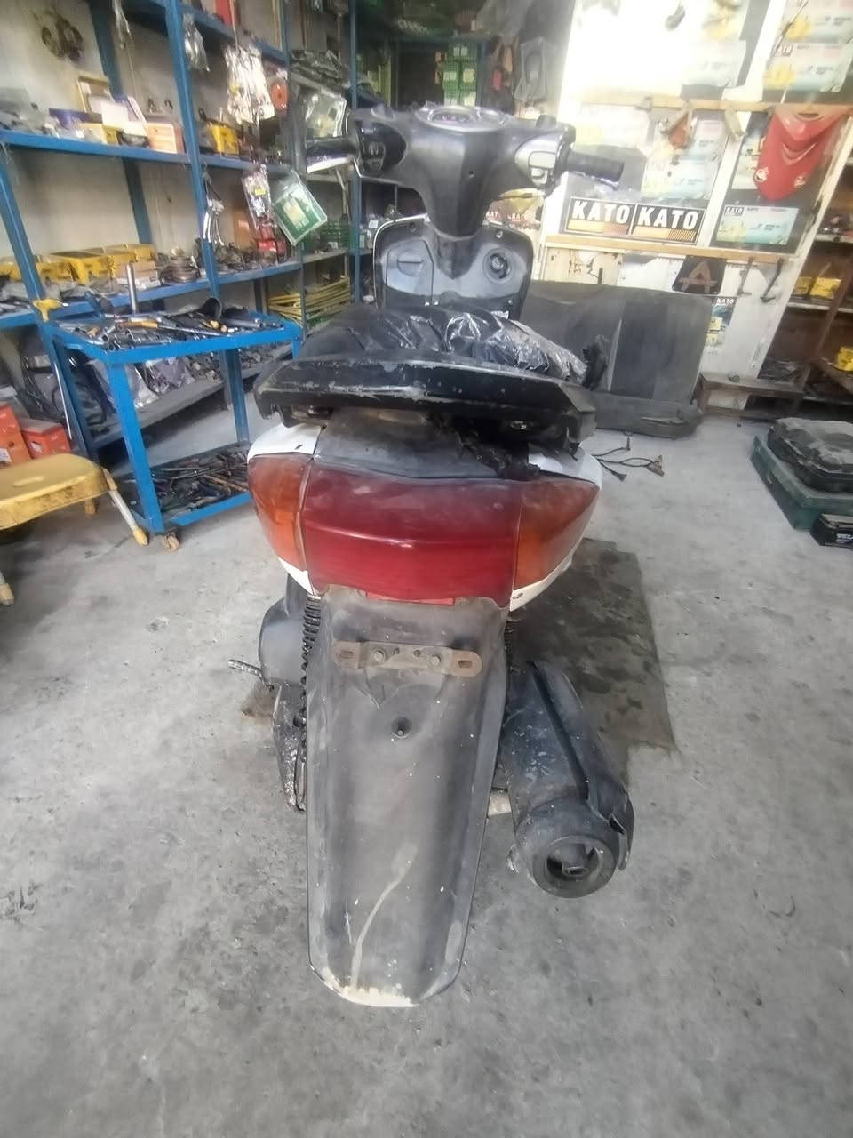 السلام عليكم دراجه سكنس ياباني للبيع دراجه نظيفه كل شيء ما بيها فقط المحرك مالتها  ودراجه عمليه والسعر 250 للاستفسار ***********
