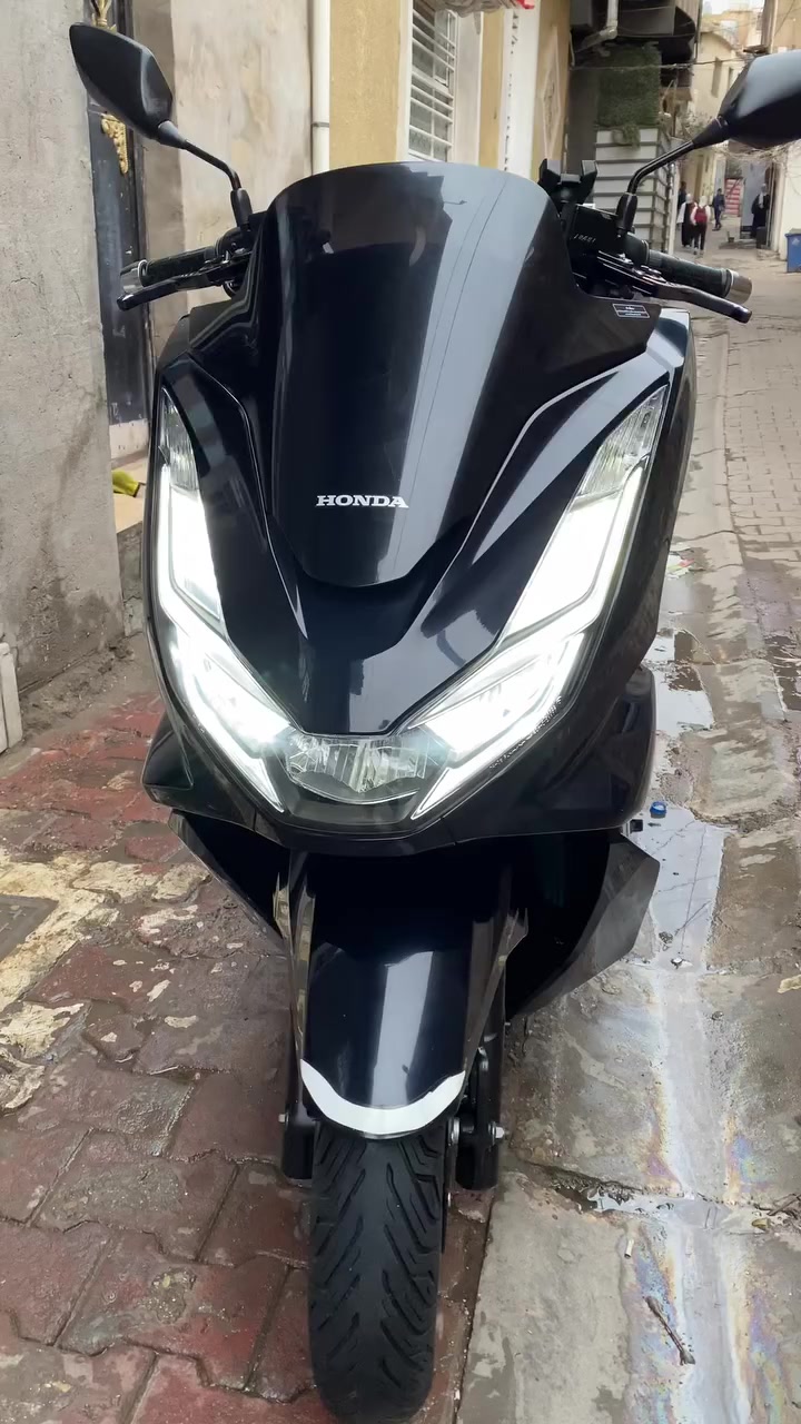 السلام عليكم للبيع
دراجة pcx 2023 جيل الرابع ياباني 
مال معرض جديدة بكل معنى الكلام 

رقم الشاصي JK05 - 1016792

لون حبري صدفي 
حجم المحرك 125cc 
المسافة المقطوعة 25 الف حقيقي 
بصمة دكمتين عدد البصمات 2 + 
مفتاح طوارئ 
اي بي اس مانع نزلاق 
تايرات الوكالة مشلن بخطوط الشركة 
بعدهن خلفي + امامي 
قاعده مال تليفون اصلية وياها اجتي 
حساس زدحام + ستان كهربائي 
عده مال سباين كاملة 
كتلوكات الدراجة ودفاتر كلهن كاملات 
الدرجة جديدة جديدة بالكارتون 
وشرط تجي واشوف بعينك 
مكفولة كفر + مكينه + كهربايات 
شرط وين ميعجبك تفحص 
من باب تاخذه 
ادامة فلتر شوتة + دهن موتل من وكيل 
اكرر ياباني ياباني بالعافية ع ياخذها 

اي ستفسار متواجد خاص او وتساب 
رقمي *********** 

العنوان النهظة الشيخ عمر قرب 
باچة الحاتي
