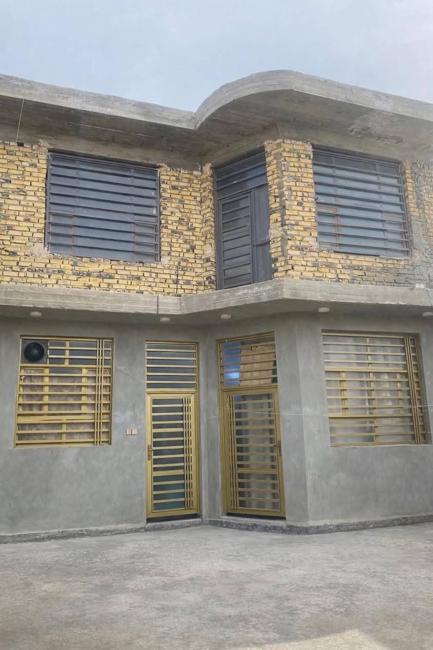 ⸻

🏠 دار للبيع – الطهمازية (عمود 99)

المساحة: 200 متر

النوع: طابو زراعي – سند 25

محتويات الدار:

الطابق الأرضي:

طارمة كبيرة، مرافق صحية خارجية، صالة، مطبخ، هول، حمام داخلي، غرفتي نوم

الطابق الثاني:

بيتونة كبيرة، غرفتين

النواقص:

أرضية الطابق الأول صب بالكامل

غرف الطابق الثاني مسقفة وبها شبابيك

السطح مزفت

السعر: 80

للتواصل: ***********
