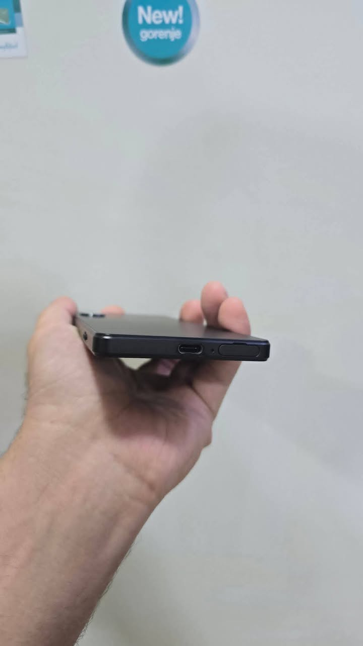 سوني Xperia  1 Marka 4
ذاكرة 128GB رام 8GB معالج Snapdragon 8 Gen 1 شاشة 6.1 إنج OLED 120Hz كاميرات ثلاثية 12MP و يصور فديو 4K 120 فريم شاشته بل العاب توصل 90 فريم جهاز قوي وعامي وكلو شغال شرط وضمان نضافه فول للبيع للمراوس مكاني العلم ***********السعر 210  وبي مجال
