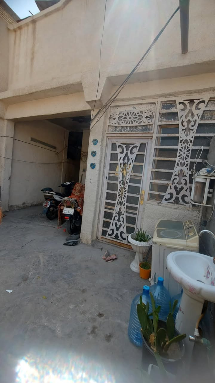 بيت 100 متر طابو صرف حي الحر / قرب فلكه الثوره

شارع 9 امتار جميع الخدمات متوفره 

للاتصال على الرقم ***********

