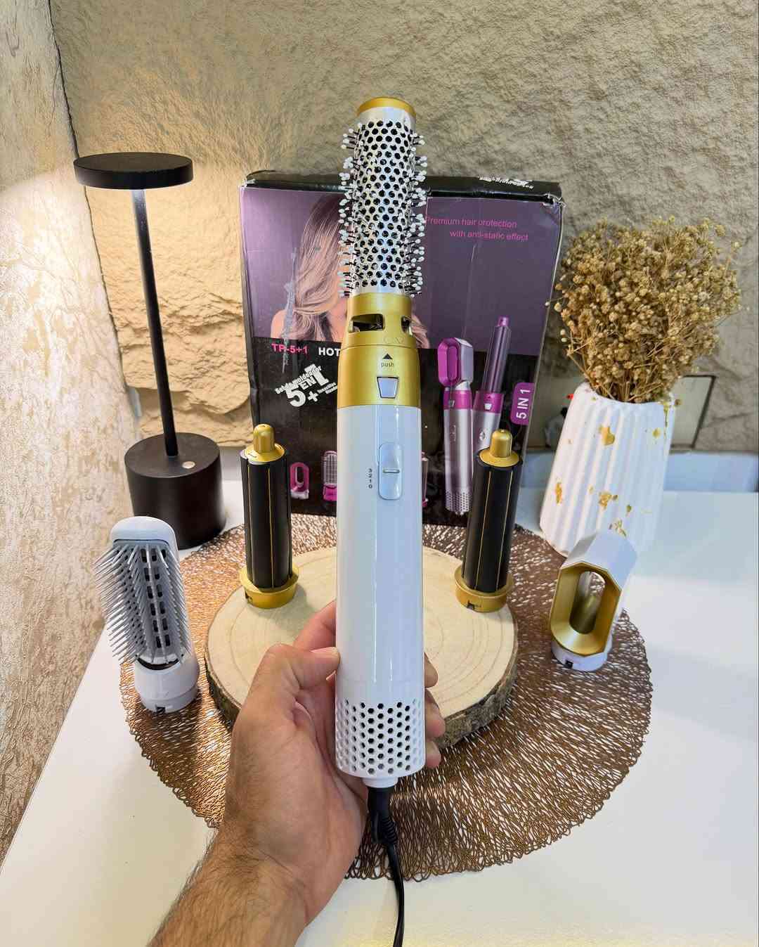 فرشـاة الهـواء الساخن (1x5) للشعر 
فرشـاه هواء تعمل بالطاقه الكهربائيه (1000) واط  مع سلك دوار (360) درجة 
تتضمن خمسة رؤوس متعدده الاستخدام سهلة التبديل
 مشط مستقيم للتجفيف ومشط ناعم واسطوانة تجعيد (30) ملم قطعتين وغيرها 
ثلاث درجات حراره قابله للتعديل مع تصميم مضاد للحرق 
تدفق هواء بالأيونات السالبة للعناية بشعرك أثناء التجفيف ويعتمد مجفف الشعر على عملية طلاء السيراميك لتنعيم الشعر 
جهـاز متعـدد الاستخدام للشعر مجفف ومصفف دون عناء 
جديـد بالباكيت مع كافـه الملحقات 
للتفاصيـل اكثـر داخل آلموقع الرسمي 
السعـر ٢٣ الف 💰 
ملاحظه (عند الشراء فحص المنتج قبل مغادره المندوب بعدها نكون غير مسؤولين)
توصـيل 🚚 بغداد ٥ الاف 
توصـيل 🚚 محافظات ٦ الاف⁩⁩⁩


**إذا كنت صاحب هذا الإعلان وتريد حذفه لأي سبب، رجاءا أرسل رسالة إلى الدعم الفني**