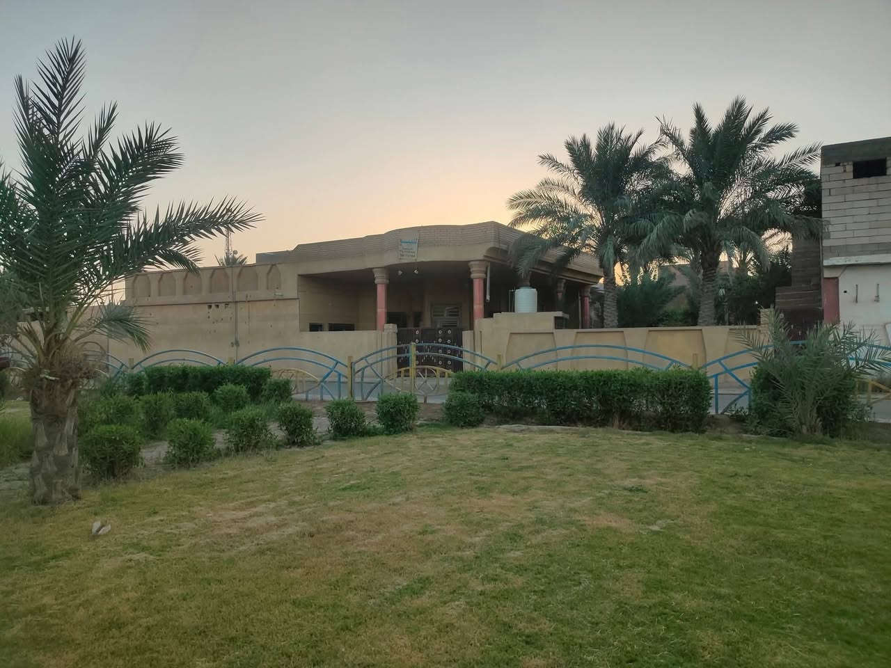 يا جبار  يا كريم
السلام عليكم .
عقار للبيع/  ركن موقع مميز 🔥🏠

 نوع العقار/ طابو صرف 
مع أربعة محلات وشقه 
الموقع /مقابل أعداديه الزببديه للبنات
 البناء مسلح جاهز للسكن  المساحه 465 م
للتواصل والاستفسار 
***********
***********
