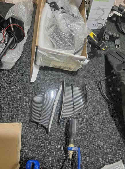 شلعة غراض ينباعن جمله 

الصور واضحات 

١ كزوز كاتم 

٣ قباقه كاربون كاوسكي حديث من موديل ١٩ لل ٢٣

٤ ستاند جهاز اكثر من قطعه وشكل 

٥ زعانف كاربون

٦ ذيل جوكر هوه والاشاير 

٧ خواشيك تهبيطه خلفيه 

٨ مروحه تنشد اضافيه للراديتر جوكر 

٩ سلايدرات اصلي يرهمن لكل البطح 

١٠ ماشت قفل تاير امامي اكثر من قطعه

١١ زوجين جفوف عادي وهيتر 

١٢ ذيل وجاملغ يرهمن للماكسات 

١٣ زوج مري يرهمن لل ٦٠٠ كاربون وبيهن لد اشاره

١٤ زوج مري مال z10 

١٥ قبق تانكي بطح يرهم لل ٦٠٠

١٦ عده كامله مال كامره وستانده 

وبعد بيهن هواي نواعم 

سعرهن ٢٥٠ مع مجال كلش بصيط

مكاني كربلاء وعدي خدمة توصيل 

غير متواجد ع النت 

هذا رقمي ***********
