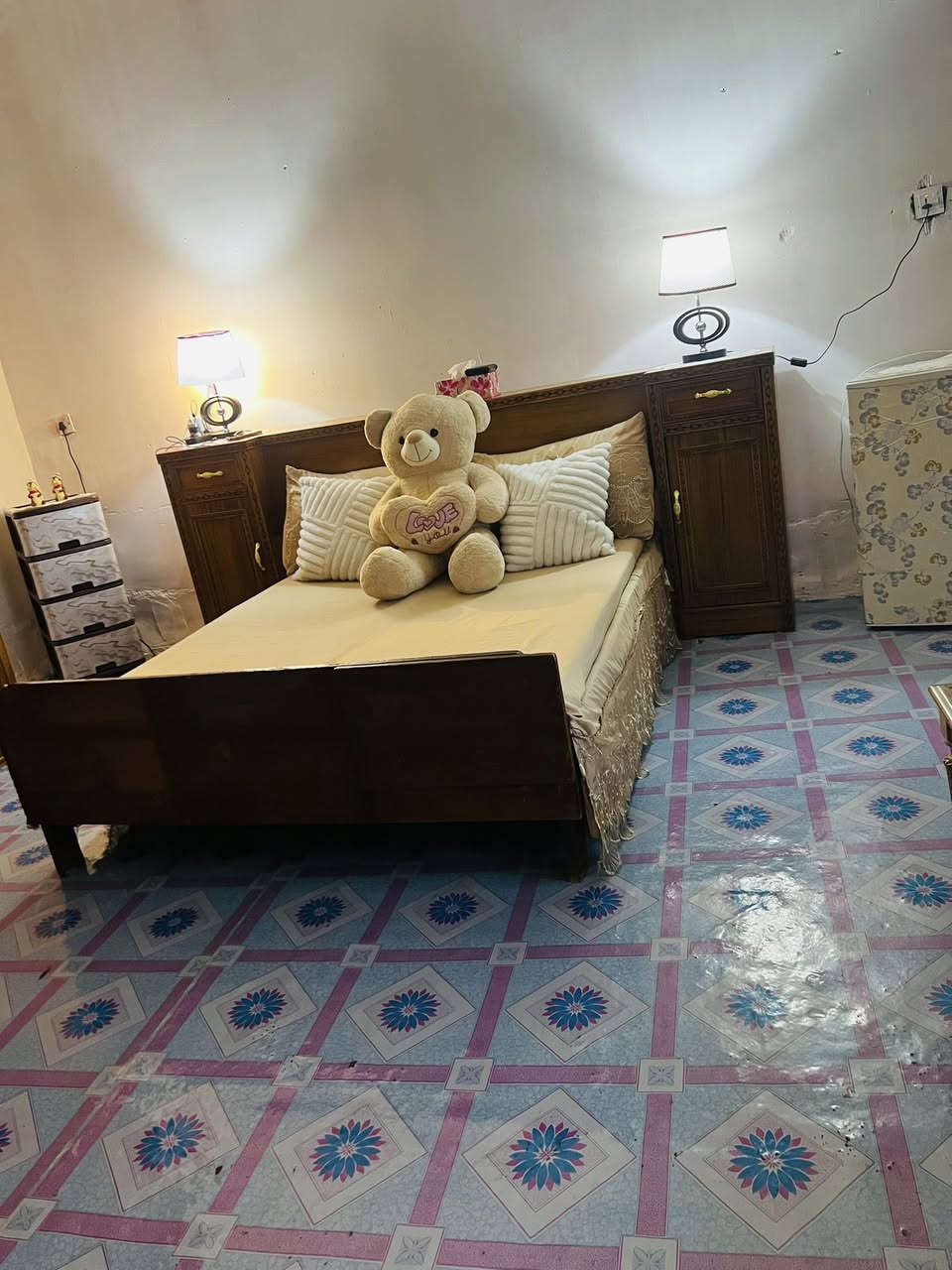 السلام عليكم غرفه خشب صاج مستخدمه شهرين فقط نضافه فول اي ضرر مابيها  السعر 500 وبيها مجال 
عنوان : الفلوجه حي الجولان 
لاستفسار *********** 
متوفر واتس
