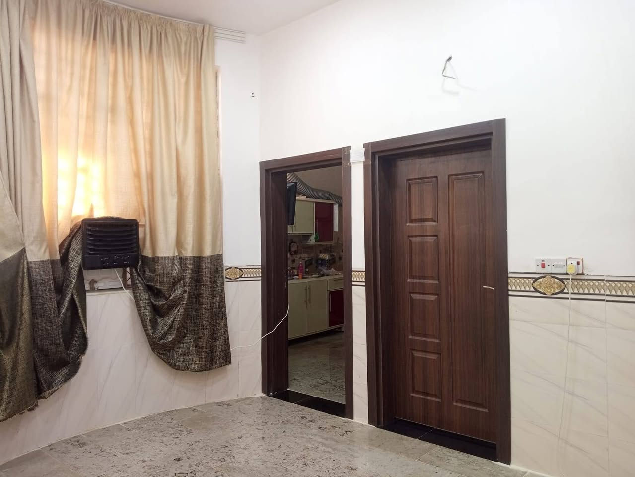 السلام عليكم دار للبيع في كربلاء المقدسة قرب جامعه الزهراء طريق كربلاء بغداد عمود 92  مساحه 100 م طابو زراعي سند25 قرار محكمة مع توفر كافة الخدمات ماء كهرباء مولد مجاري للتواصل واتساب ***********
