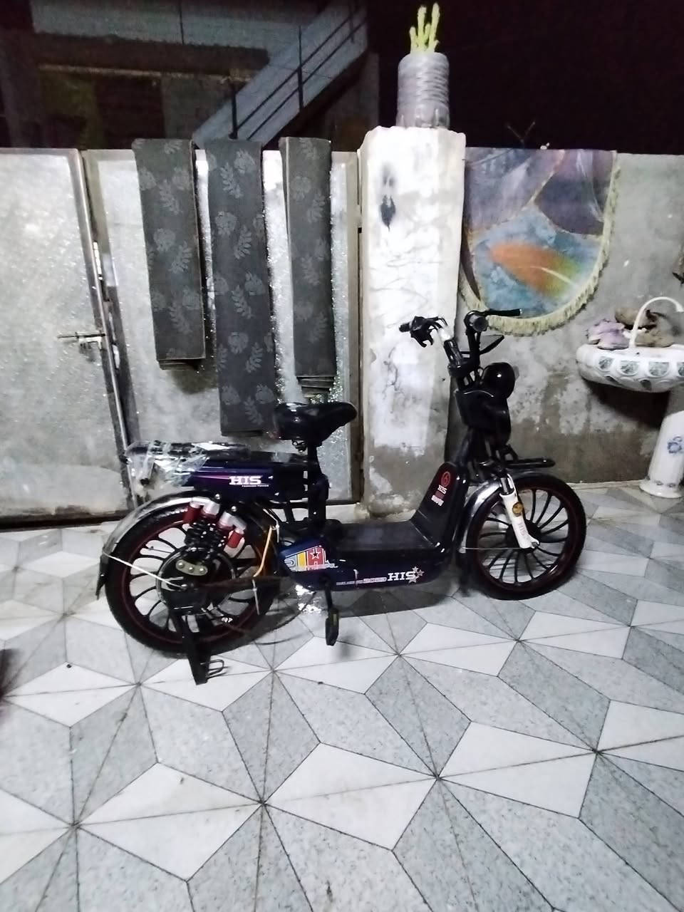 السلام عليكم دراجه شحن بطاريتها مكفوله دراجه حلوه كلها شغاله نقص بيها جوزة السويج السعر ٢٥٠ وبيها مجال بسيط رقم الهاتف ***********
