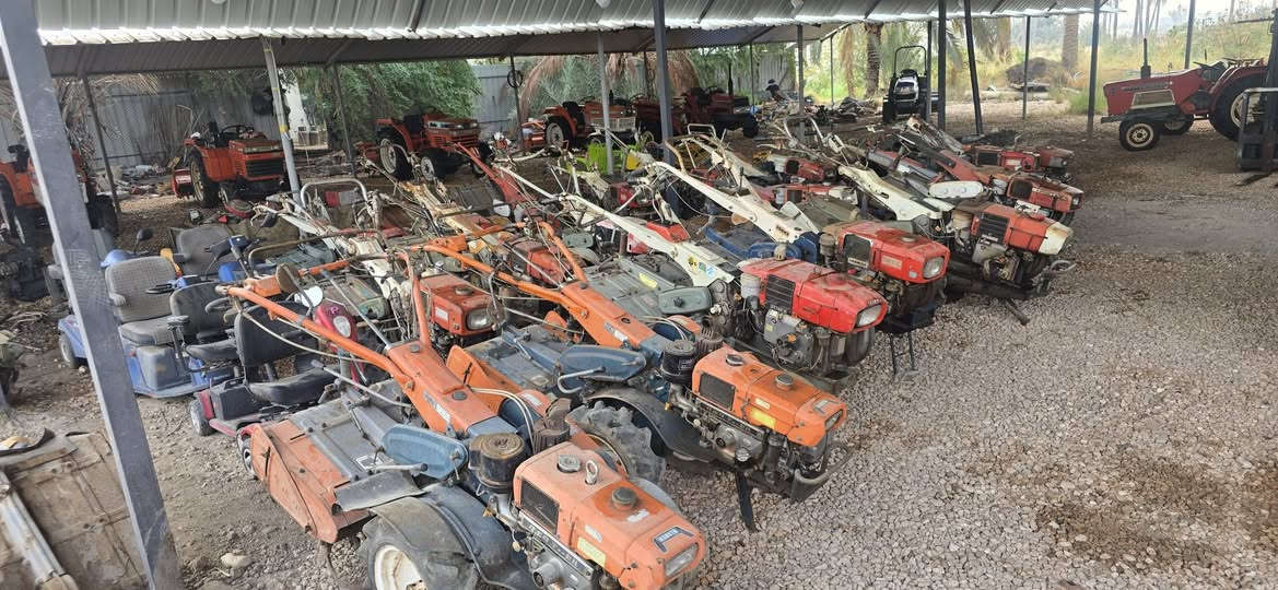 مكائن خاصه للبساتين يدويه داخله حاويه ياباني موجوده في بابل الهاشميه هاتف*********** ٨   الكل محرك كاز تبريد راديتر ماء
