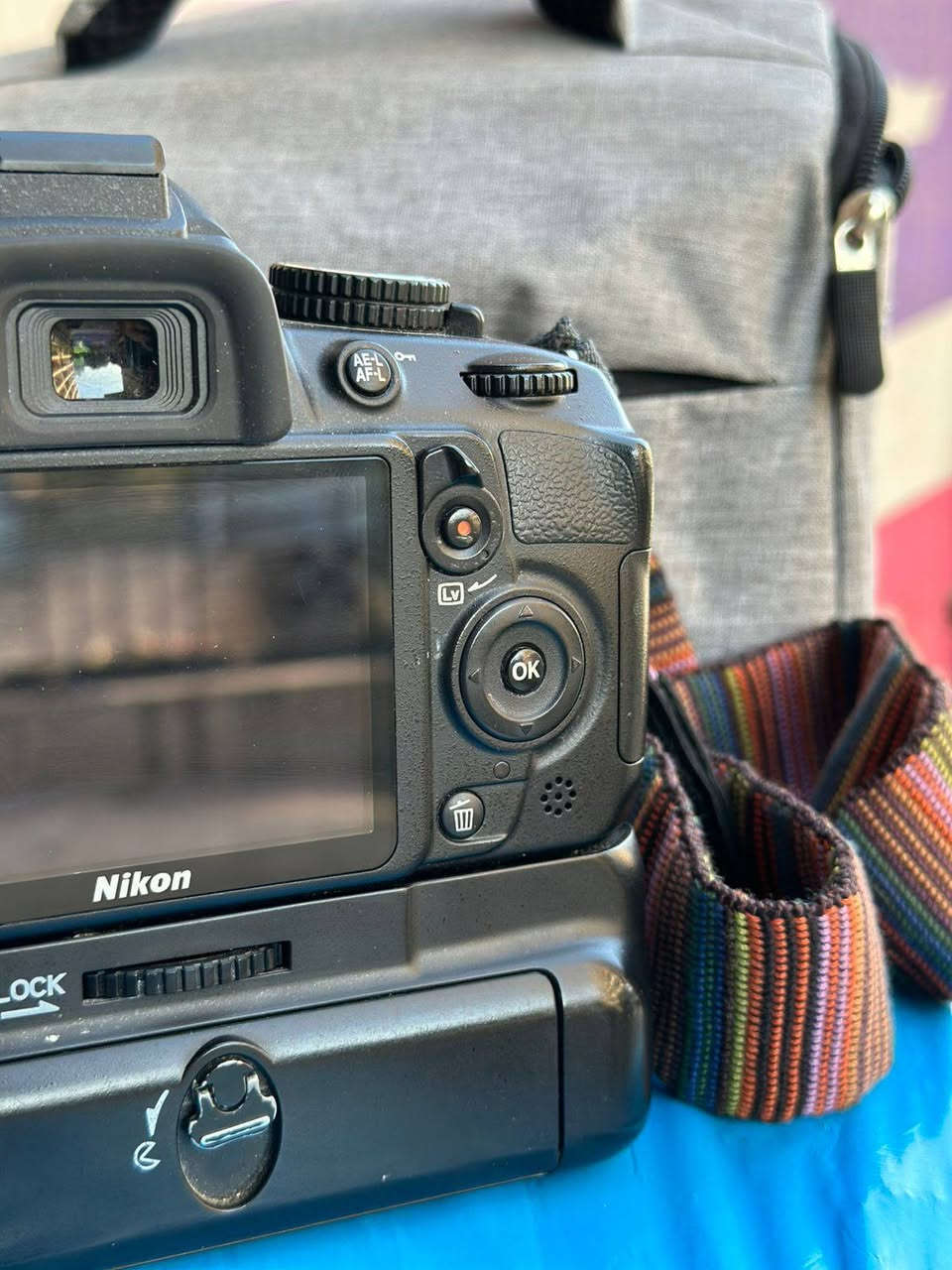 كاميرا نيكون d3100 
D3100
18-55
شاحنه حزام رام 
كراب وبطاريات 2 وجنطه سعره ٢٧٥  وهاذ الرقم  ***********
