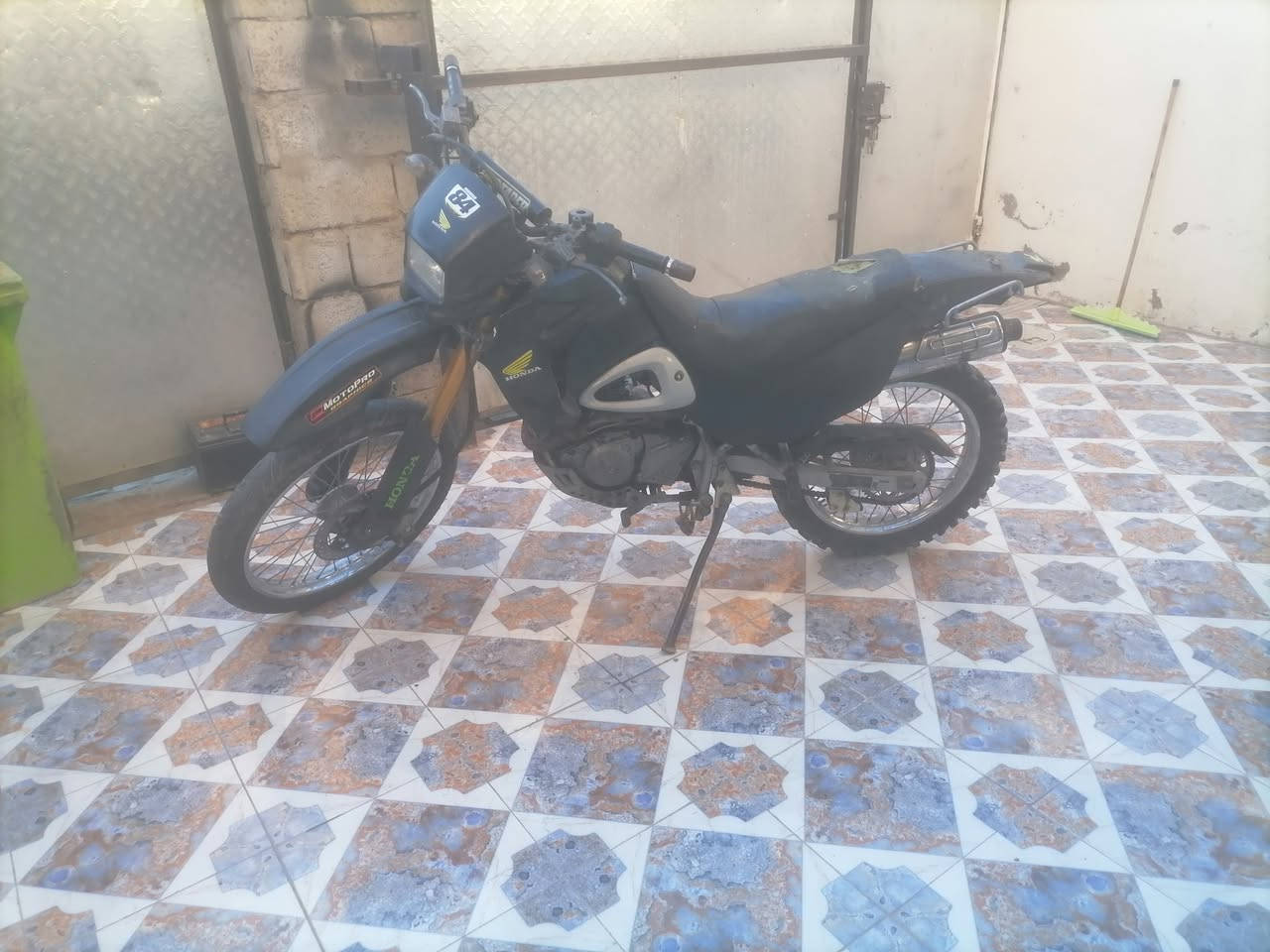 دراجه للبيع اومراوس قفاز كامله مكمله مكينه بلاديه ماته مجفته كهربايات شغاله مابيه أوراق دراجه حلوه السعر ٧٥٠ بيهه مجال رقمي *********** العنوان بعقوبه التحرير
