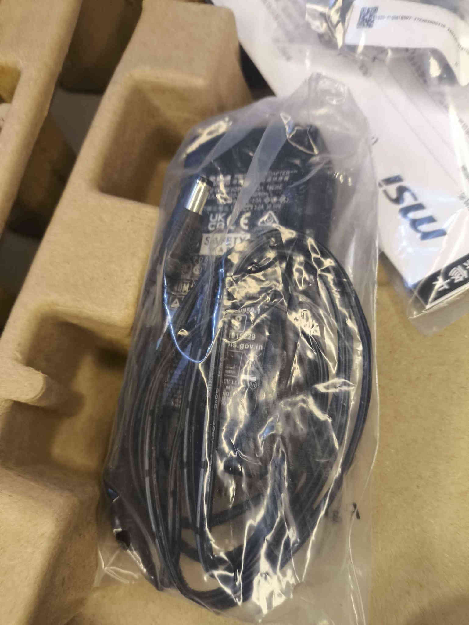 سلام عليكم 
 
للبيع شاشة MSI MAG 274F Gaming Monitor
نضافة 99 بعده بل الكارتون وكاملة الملحقات والستان +بعده بضمان وصل ضمان سنة 
شاشة قيمنغ احترافية من MSI بحجم 27 إنش ودقة Full HD 1920×1080، لوحة IPS سريعة، ومعدل تحديث عالي 200Hz مع استجابة 0.5ms، مناسبة للألعاب السريعة والبث.

المواصفات:

MSI Gaming Monitor

27" (68.58cm Viewable)

IPS – Rapid IPS

Full HD 1920×1080

High Refresh Rate 200Hz

Response Time 0.5ms

HDR Ready

Console Mode

AI Vision

HDMI + DisplayPort + AUX

Care Button Control

Adaptive-Sync / VRR

VESA 100×100
للميعرف
هاي الشاشة تجي بحجم 27 بوصة ودقة Full HD، وهي مثالية لمن يبحث عن تجربة ألعاب سريعة أو استخدام يومي مع معدل تحديث مرتفع (200Hz) وزمن استجابة منخفض للغاية (0.5ms) — ما يعني أن الحركة على الشاشة ستكون سلسة للغاية.
لوحة IPS السريعة تمنح ألواناً زاهية وزوايا رؤية واسعة، والمنافذ الأساسية متوفرة مع دعم لتقنيات مثل Adaptive-Sync لتقليل التمزّق أثناء اللعب.

وبل عافية للشراي
  
مكاني كربلاء 
راسلني وتدلل او اتصال واتساب 
***********
ماعدي توصيل تريد توصيل الحساب عليك كربلاء
