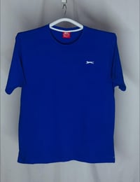 تشيرت ( سلاسنجر )سوبر كريم   القياس  XL  النظافه 💯/💯    يوجد توصيل 🚚 (...