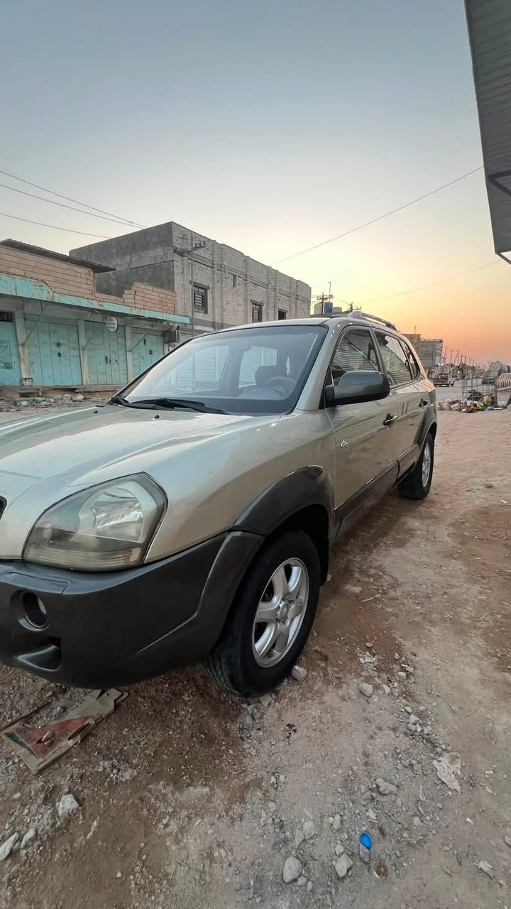 السلام عليكم 
توسان 2005 للبيع 
فول مواصفات
فتحة 
تحكم مرايات
فورويل
سيارة جديدة ماناقصها شي
كفالة عامة بيها ضربة خفيفة بالصندوق
مكينة 6 سلندر 2700
سيارة جديدة حدادية تخم تاير كلها جديدة
سيارة بأسمي رقم اربيل
سعرها 95 وبيها مجال للشراي
مكاني البصرة الزبير 
***********
