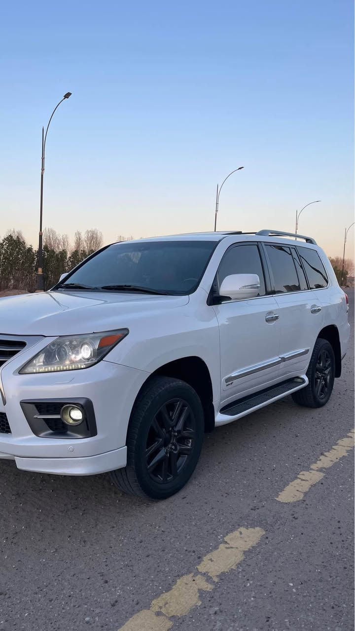 لكزز موديل 2014 بريمي خليجية 
أعلى موصفات SPORT 
رقم بغداد تحويل 
 المحرك: 8 سلندر بنزين
 نظام الدفع: رباعي (4WD)
 اللون الخارجي: أبيض لؤلؤي
 اللون الداخلي: قرميدي فاخر مع سقف أسود
 المواصفات:
 • شاشة ملاحة كبيرة + شاشات خلفية 
 • جكات صعود و نزول بمستوى سيارة
 • نظام صوت Mark Levinson فاخر
 • مقاعد كهربائية أمامية وخلفية مع تبريد وتسخين
 • فتحة سقف
 • نظام ذكي دخول وتشغيل بصمة جميع الأبواب 
 • رادار + تنبيه خروج عن المسار
 • كاميرات محيطية 360°
 • مثبت سرعة ذكي
 • أنوار LED نهارية + زينون
 • جنوط وكالة مقاس 20 إنش
 المسافة المقطوعة : 170 K 
ملاحظة/ تبديل جاملق امامي اصلي بدون ضرر داخلي 
ومكانين بارد بسيط كفالة عامة ضربة و صبغ مكينه و كير شرط على حال شركة مع سيرفس عام بدون نقص 
رقم الهاتف : ***********
العنوان : البصرة
السعر : 390$ 
بيع فقط فقط فقط …… البصرة, العراق
