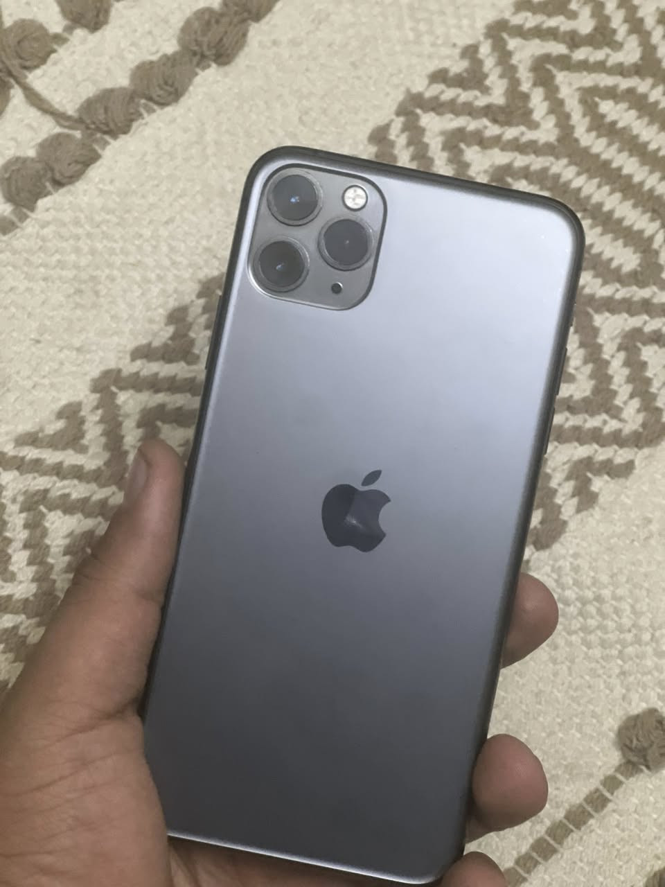 السلام عليكم ايفون 11 برو ماكس
ذاكرة 64 بطارية 74 بلادية شاشة مبدلة من شركة ابل بالخارج بيها فطر بسيط مامأثر على المس السعر 220 الرقم ***********
