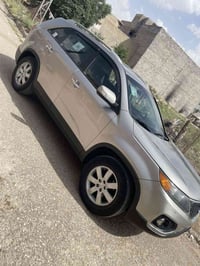 السلام وعليكم كيا سورينتو للبيع موديل 2013 محرك 6 مامفتوح  ماشيه 100 و...