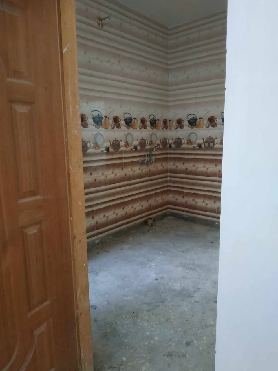 السلام عليكم
(بيت حديث مع بتلو للبيع) في نادر الاولى قريب على الشارع الخدمي قرب فرن صمون بركات ام البنين 
يحتوي البيت على استقبال وكندور وغرفة نوم ومطبخ وصحيات داخليه وخارجيه  
للاستفسار الاتصال على الرقم (***********)
(البيت بنيانه حديث)
