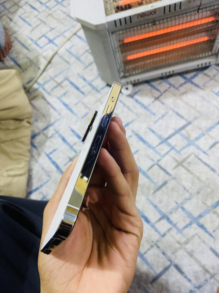 السلام عليكم 13برو مكفول كفاله عامه نضافه 99‎%‎ ذاكرة 512 بطاريه 97الاصليه غير مستبدله ولا مرفعه فيس ايدي كامرات شغال الجهاز كارتونه وملحقاته موجوده وتر بروف الجهاز السعر 560 وبي مجال بيع او مراوس بأيفون فقط ايفون فقط مامتواجد على الفيس ***********
