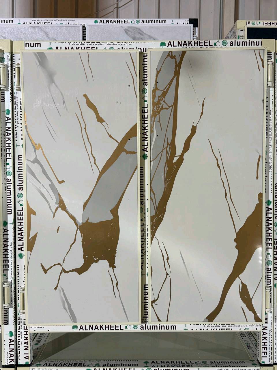 جزامه المنيوم فصال وليس السوكي 

القياسات🌼
ارتفاع 120 سم

عرض 80سم

السعر. 100 الاف