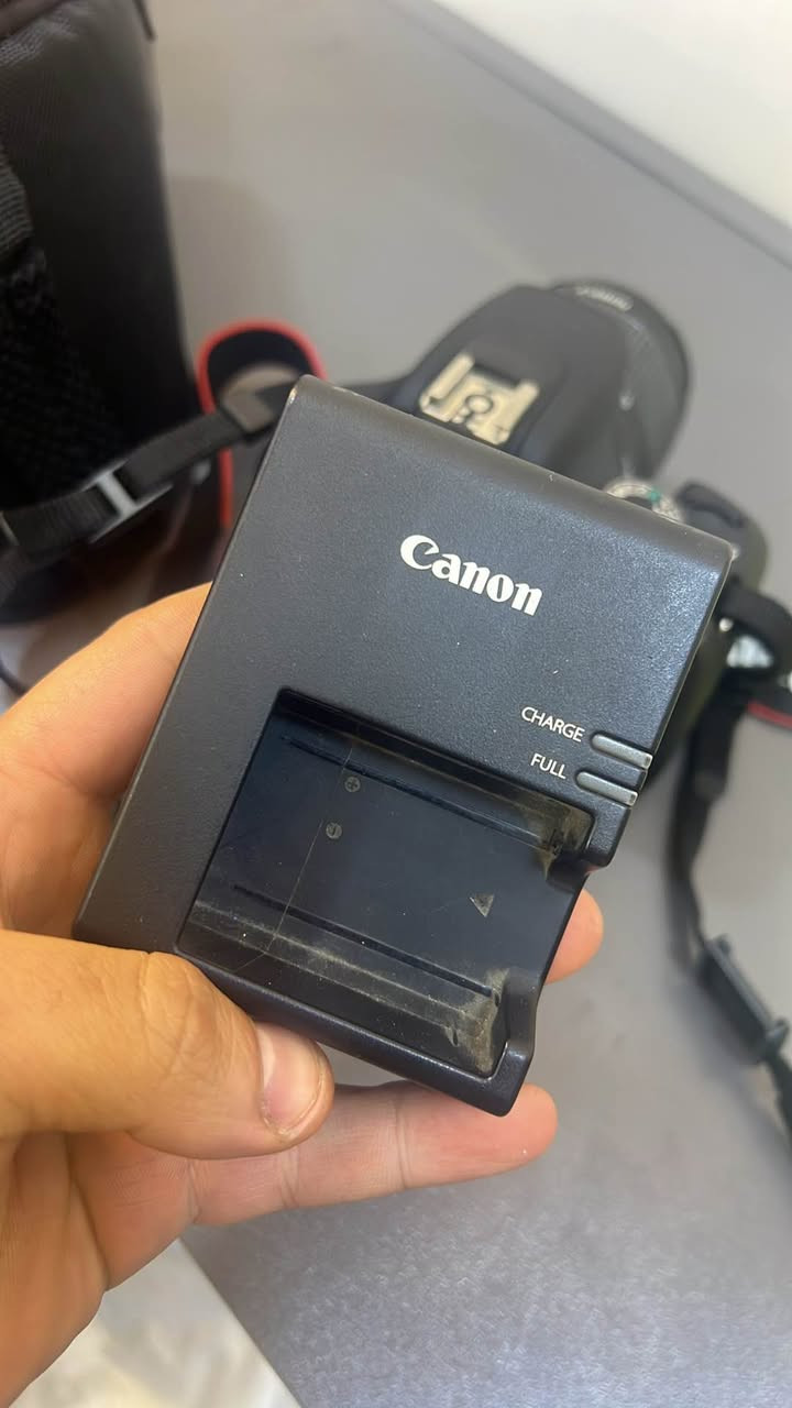 كاميرا كانون 1200D. للبيع 
الكاميرا مستعملها بس مرتين 
تجي وياها بطارية وجنطة وكارتونتها وشاحن بطارية 
السعر 270 الف 
مكاني بغداد البلديات 
رقم الهاتف :*********** بغداد, العراق
