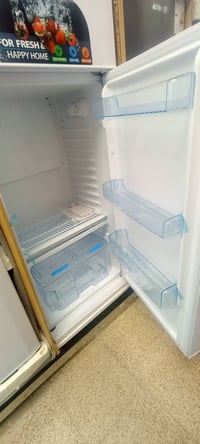 للبيع ثلاجه ٢٠قدم جديده ممستخدمه ابد يعني بعدها بكارت الضمان بس بيها ه...