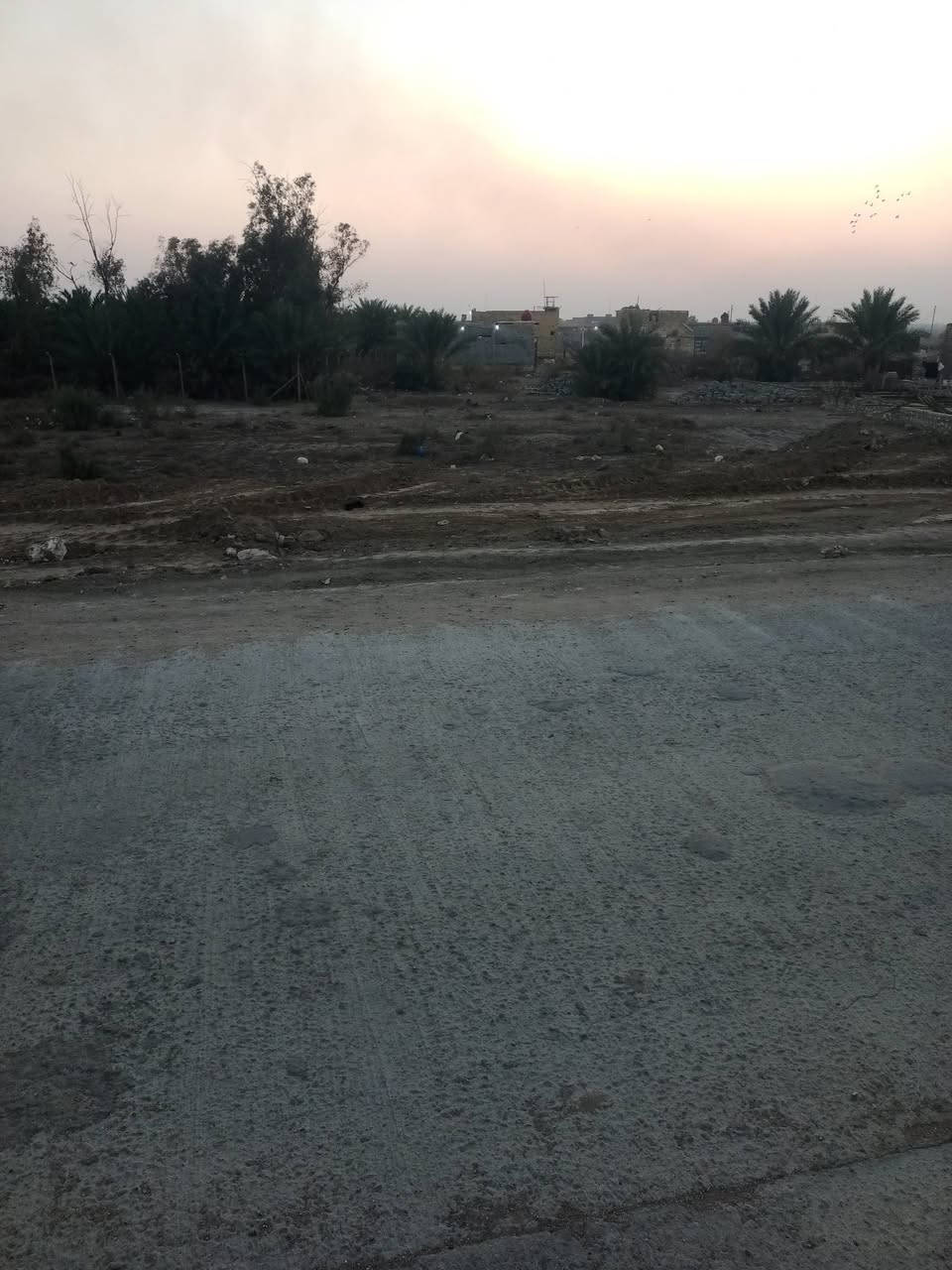 دونم للبيع وجه تجاري قرب السيطره الصخيين واجه 50ونزال 50على الشارع الصب مباشر للاستفسار الاتصال على الرقم التالي ***********
