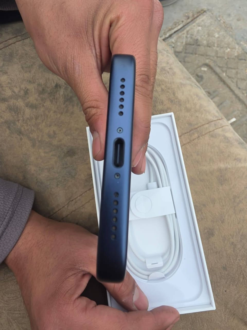 سلام عليكم
ايفون 17 برو ماكس
بطاريته 100‪%. 
مشحون 85 مره
ذاكره 256‪
الجهاز فاتحه على ايدي نضيف حيل
بس بي ضربات بالشاصي مثل ما واضحات
سعره 1.850. مليون و850 نهياته قفل
ملاحظه/ توصيل ماعندي
مكاني مدينه الصدر
***********
