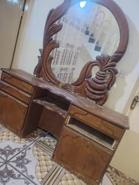 زاوية غرفة • ميز تواليت • تخت