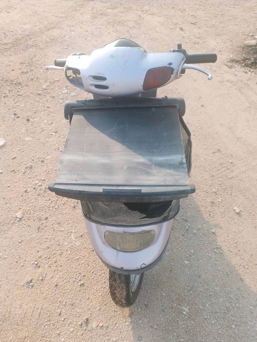 دراجة سكوتر ياماها معروضة للبيع بحالة جيدة. تعمل بشكل ممتاز وتحتاج إلى صيانة بسيطة. مثالية للتنقل داخل المدينة. عندك فرصة لتجربتها قبل الشراء للتأكد من جودتها.