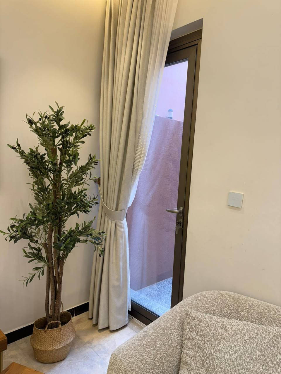 بيت بالجوهرة الزون الثالث  للبيع  موقع جدا مميز جاهز للسكن
نوع ..  طابق ونص مساحه  250 م مسكون صار اقل من سنة..
🏤يحتوي على اضافات 
1- غرفتين فوك مع تغليف آيزوگام..
2-ديكورات وصبغ جديد مع سقيفة فاخرة..
3-الحمامات اعاده بناء وديكورات فاخرة.
4-الشبابيك والابواب المنيوم.
5-مع البيت ٤ سبالت جديدة و ماطور وسخانات عدد ٢ و ثريا وبراكيتات غرفة المنام الرئيسية..
السعر المطلوب 480 مليون
***********
.***********
