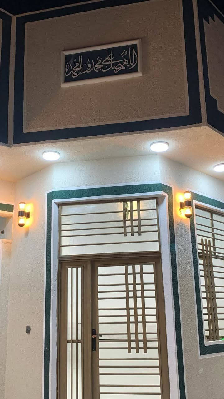 السلام عليكم عندي بيتين اللبيع في كربلاء الشبانات قرب جامع الإمام السجاد ع مساحه الهيكل 160متر مساحه البيت الجاهز 177متر بناء حديث  ***********
