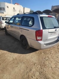كيا سيدونا٢٠٠٦ باسمي مصبوغة حزام  وبيها چاملغ وبنيد وشوية ابداية البرا...