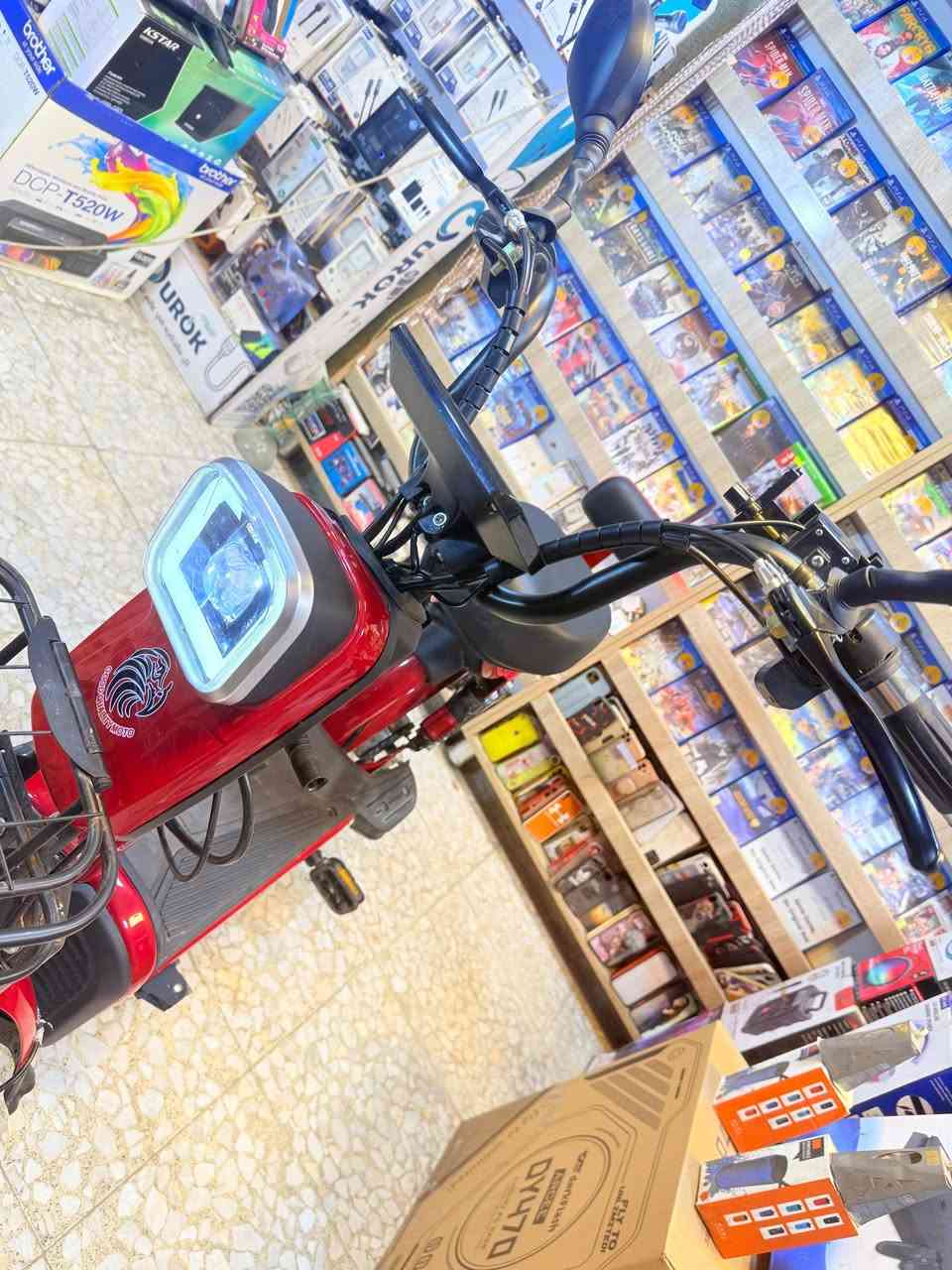 السلام عليكم دراجة موديل 2025 شحن جديدة مستخدمة شهر واحد فقط اربع سرع خمسة بطاريات معدل االسرعه حسب حجم الشخص بالنسبة اليه 70 كيلو معدل 80 كيلو متر الشحنه الواحدة تمشيك 60 كيلو متر نظافة 99% السعر 450 الفف وبيها مجال بسيط  للاستفسار ***********  العنوان بغداد الدورة
