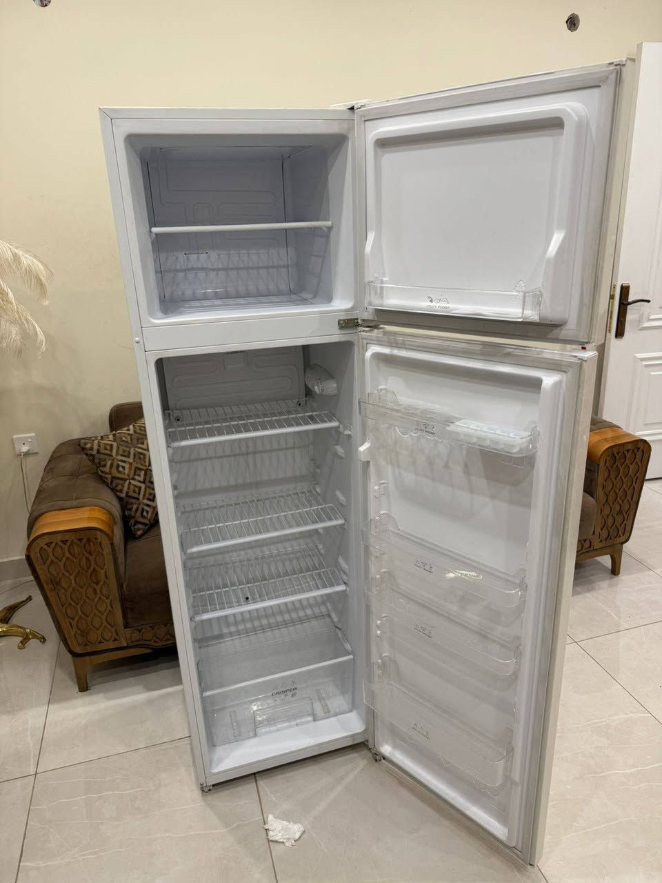 ثلاجه للبيع جديده صارلي شهرين من مشتريها ١٠ قدم سعرها ٢٩٠ وبيها مجال بسيط جديده جديده للتواصل خاص او واتساب ***********

