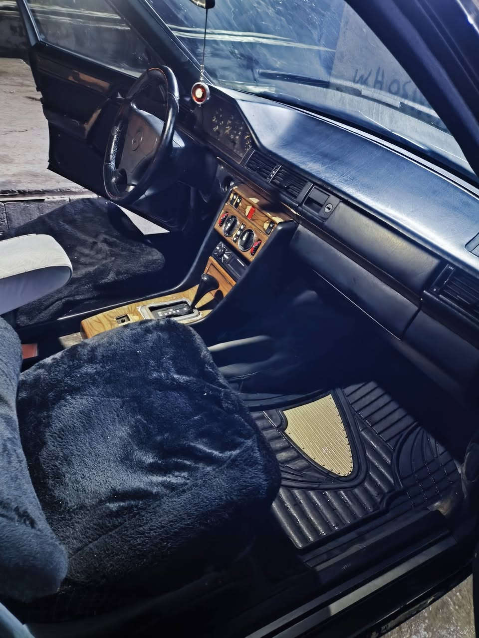 سلام عليكم 
مارسدس دب 300 موديل 90 رقم دهوك بسمي سنويه لل2031 هزه جديد ادامه كامله صدر 4تايرات جديد باتري جديد محرك صار شهر شاده اماراتي بجيس 3000,ديلكو  لايت زينون قفل مركزي ريمون برغري نقص مابيه سعره 55وبيه مجال مكان ديالى ناحيه جباره للاستفسار الاتصال ***********
