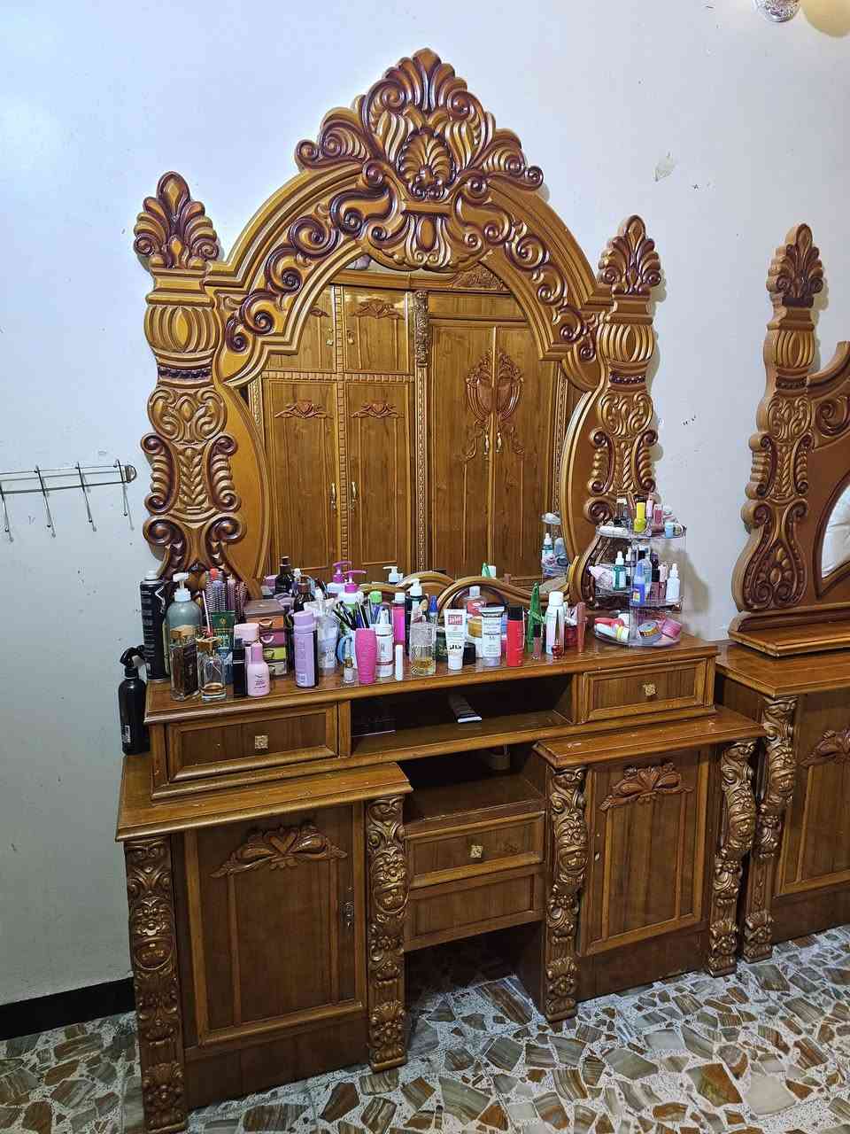 السلام عليكم غرفة اخشاب صاج داخل وخارج تزكام شغل درجه أوله مستعمله 5 سنوات العنوان بغداد المعامل الحسينية السعر 1500 بيها ملاحظات بسيطه الهاتف ***********
