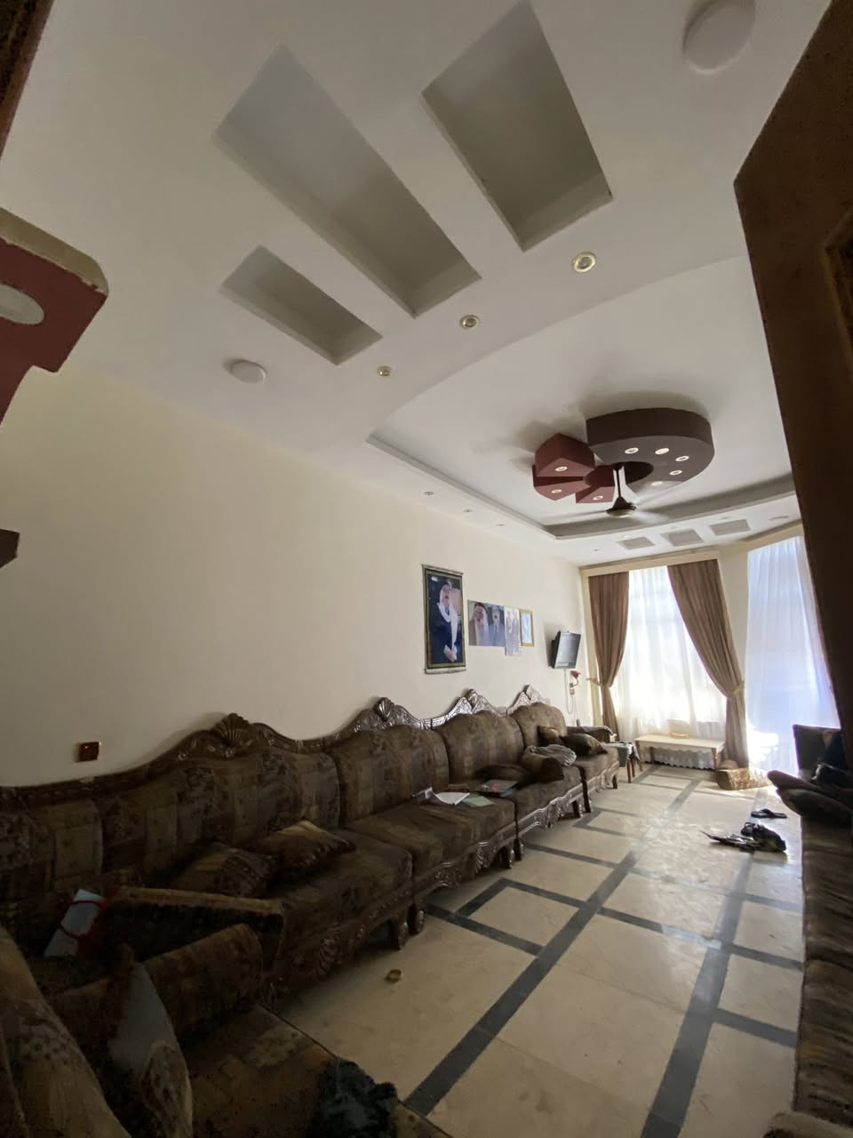 لسلام عليكم دار للبيع مساحه ٢٠٠ متر واجهة ٨ نزال ٢٥ بيت كامل مكمل كاعيه مرمر حائط سيراميك بنا جديد و حديث بي غرفتين نوم و ستقبال ١٠ أمتار  + مطبخ حار و مطبخ بارد درج دوار بيت كامل الصطح شتايكر وبي محل مال عيش تكدر اتجرأ و انته تفتحه و بعد بي هواي تفاصيل للستفسار اتصال بل رقم *********** بي واتساب  مكانه بل زعفرانيه حي الوليد قرب أفران الزيتون السعر ١٧٥ قابل للتفاوض

