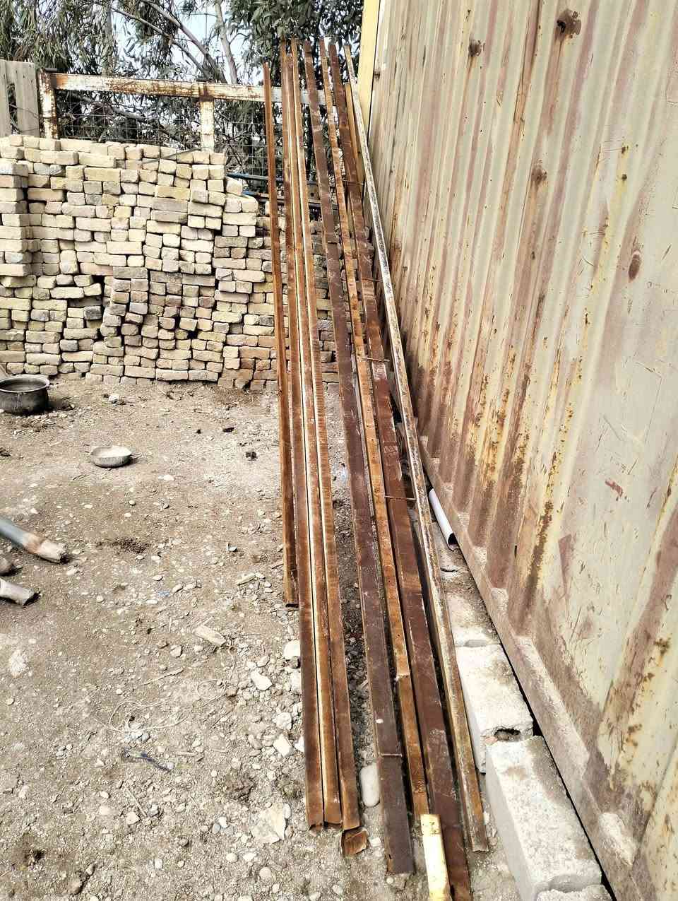 ئەم چینکۆیانە زۆۆر تازەن بێ عەیبن
شەش دانەیە قیاسی پێنج مەتریە 
ئەو ئاسنانەشی لەگەڵە نرخی ٢٠٠ هەزارو کەمێک مەجالی برایانەی تیایە
***********
***********
