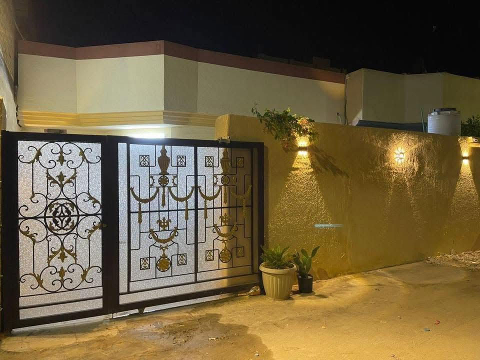 بيت للبيع في كربلاء المقدسة /المعملجي مقابيل اعدادية الحسين ع الصناعية في الشارع الرابط بين شارع الحر وشارع الروضتين 
مساحة البيت 240 متر البيت وجهين بوجه البيت شارع وبضهره شارع صاير شريط يحتوي البيت على كراج سيارة كبير وحديقة كبيرة وكلدور واستقبال كبير وصالة كبيرة ومطبخ كبير وغرفتين نوم ومنور داير البيت وحمامات داخليه وحمامات خارجية البناء صب مسلح البيت  خدمات كاملة شارع تبليط وخدمة الكيبل الضوئي انترنيت وانارة للشارع ومجاري عامة
البيت قريب على المدارس الحكومية ومدارس وارث العتبة الحسينية والعباسيةمدارس العميد  وقريب أيضا على جامعة الصفوة وجامعة العميد وايضا قريب جدا على دوار الامام الحسين ع عرض ٦٠ متر وقريب على مصرف الدم  وعلى مستشفى وارث للاورام الدولية وعلى مركز الاسنان التخصصي وايضا خطوط سيارات
للاستفسار الاتصال على الرقم 
***********
***********
