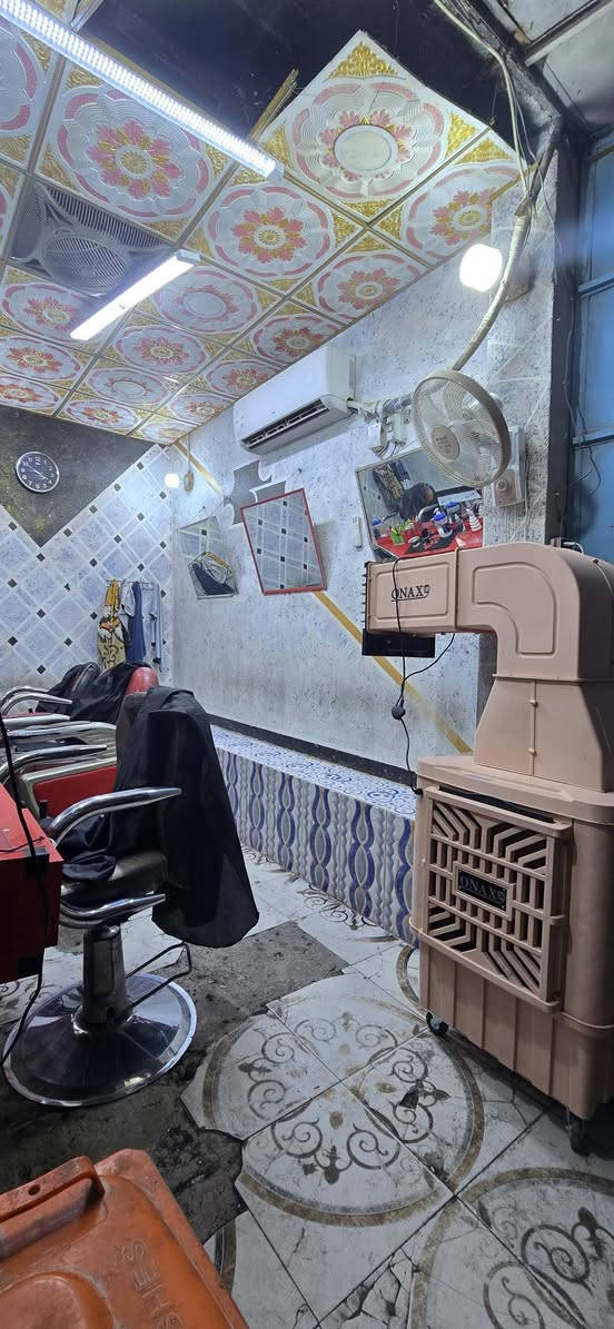 محل حلاقه كامل  للبيع يحتوي  عدد٣ كرسي و ميز مرايه و مرايات خلفيه و سبلت ومروحه جداريه  و مغسله و جام خانه وادوات حلاقه  وموقع الحلاقه معروف في النجف حي العسكري شارع الساده  البوغنيمه والسعر ع الخاص او الاتصال على الرقم ***********
