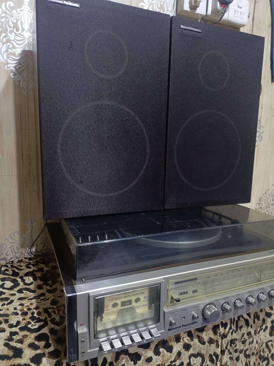 للبيع 
مسجل راديو+كرام فون اسطوانه 
ناشيونال بانسونك ياباني،، المنشأ سنه الصنع 1978,،استيراد مؤسسه نهايه السبعينات جداً نظيف،، شغال وبحاله ممتازه جدا،، خالي من التصليح نهائيا بلاد وضع شركه،،
للاستفسار(***********) يوجد توصيل((السعر مراسله الصفحه))
