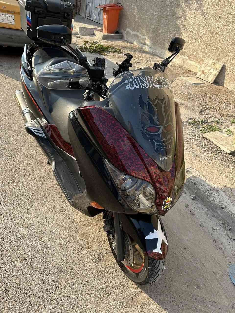 السلام عليكم 

فورزة 0.10 كفالة الدراجة مكينة وكير وكلشي 

4 تحويلات 7 كير 
بيهة غراض تزويد هواية 
1مصدات هوائية 
2مري عكرب اصلية مضلله 
3سماعات امبثري صوتهن حلو 
4قاعدة موبايل اصلية 
5صالنصة موراك اصلية من الخارج بيهة 
6عنابير بريكات سلفر ونج حجم كبير 
7 نيكل للمكينة 
8قاعدة كلاصات اصلية 
9جنطة سفر مرتبة كلش 
10تجوات الراكب الخلفي نيكل 
11الدراجة abs بريك بالمكان شحطة ميشحط التاير 
12اربع منافذ شحن يوسبي 
منضومة زنون نهار الشارع كدامك يصير 

الدراجة ماشية 68 الف بصمتين جاهزات وحتى باتريهن مبدل جديد 
وادامة كاملة للدراجة قبل السفر بيهة 
ترايك ما اكلك وين حط بانزين واطلع وين متريد  
اكلفلك سرقة وعشاير بيهة شوية ملاحضات بالكفر وممبينات كلش الدراجة كلة محسن ودهن امزويل وادامة وكت بوكتة يعني تاخذ جاهز تايرات بالجيس تركب وتطلع استادي ما اتعبك 
الدراجة معروضة ب16 وبيهة مجال للشراي 
***********
بالعيد رحت للشمال وجيت دهن ما جيكت ولا فتحت شي بيهة تروح وتجي مغمض  الله يكتبهة لصاحب النصيب 🤍
