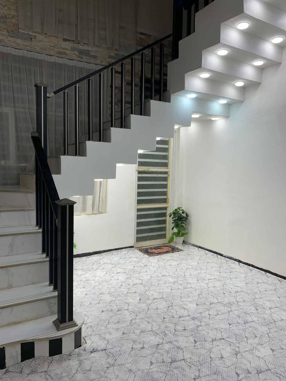 بيت اللبيع طابقين بناء حديث يتكون من غرفتين جوه وصالات ثنين وستقبال ومطبخ وصحيات خارجيه وداخليه والطابق الفوك يتكون من مشتملات ثنين كل مشتمل يتكون من غرفة جبيره وصاله ومطبخ وصحيات مساحته 312 اما ‏‪***********‬‏ بيع لو مراوس بيت ومشتمل لو بيت وقطعه
