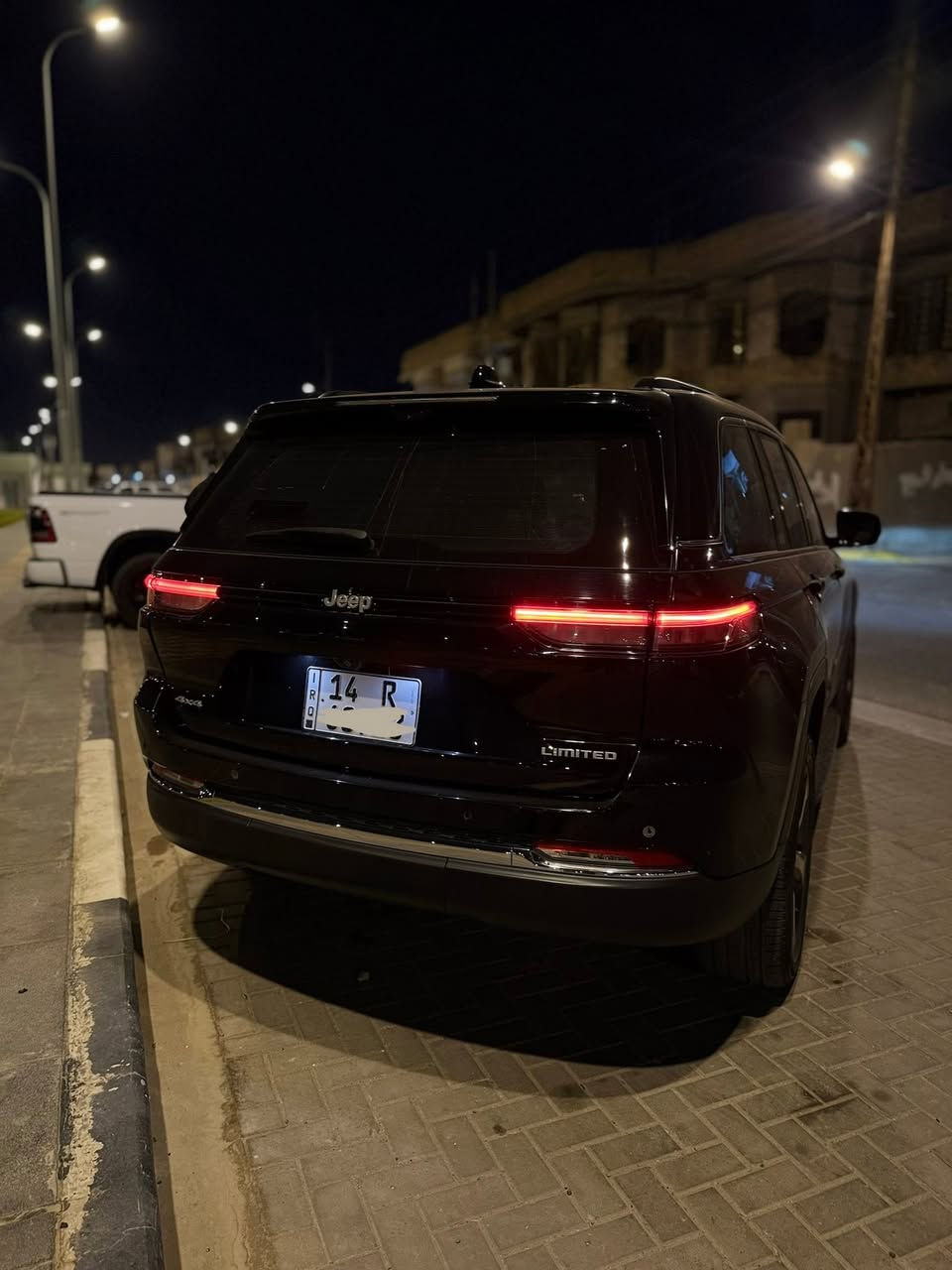 السلام عليكم
للبيع جيب كراند شيروكي لمتدد لونها اسود بيها شذره 
موديل 24 خليجي ماشيه 17 الف
ملفة نانو بل كامل فول موصفات كلش سستم سماعات البينا
داخل ابيض بنوراما خمس كامرات شحن واير ليس بيها تعديل pdr بل باب والدعاميه امبدله باقي السياره كفاله 
السياره جديده كلش ما ناقصها شي
سعر السياره
370 ورقه وبيها مجال
مكان السياره البصره

لتواصل ***********
