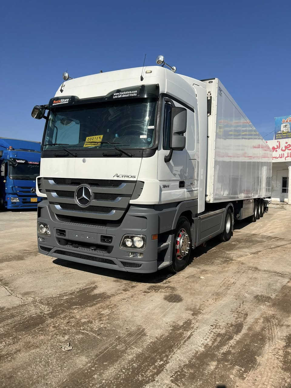 ‏السلام عليكم اقرأ التفاصيل واتصل 
اكتروس تريلا براد 2011 حجم 18.44
فول مواصفات بس بدون كاميرا وحساس ريتايدر 5 طقات 
ثلاجه تبريد دبل مناميه كاسحة زعانف براد شميتز موديل 2011
‏SL 200 طخم تايه وطخم ويل كب سياره حلوه و نظيفه سنوية باقي لها شهر يسقط رقم الهاتف قحطان معرض *********** كورك *********** اسيا معرض ابو قحطان واولاده العنوان موصل برطله سهل نينوى ❤️✅￼￼￼￼￼￼￼
