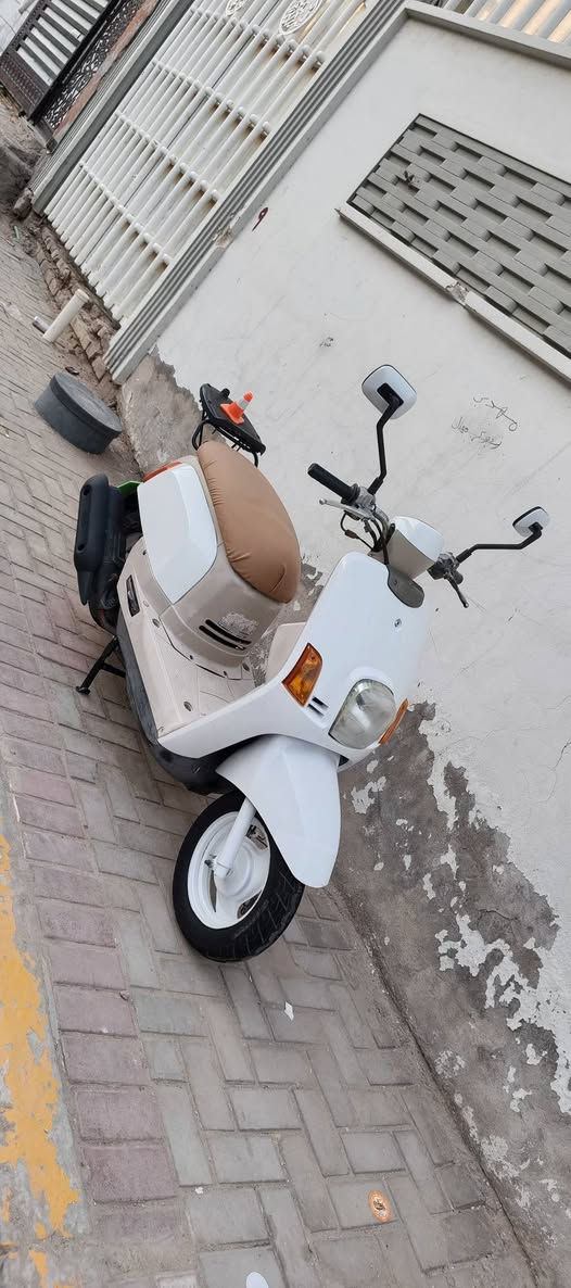 السلام عليكم
ماكس بوليسي للبيع السعر ٤٧٥ الف 
داخل كريمي 
مكينه مفتوحة
ناعمه خرسه شرط 
نكره سلف بكل وقت  هندر شغال
كلج امامي رياضي 
خرز رياضي
كلج خلفي جديد 
قايش كلجات رياضي توبو 
كهربائيات شغالة 
عالي زنون
ناصي اصفر 
اشاير  شغاله 
نواقص هورن وبريك امامي وقبق بانزين فقط 
العنوان الديوانية حي الفرات شارع التجاوز مقابل عماره حمورابي
***********
