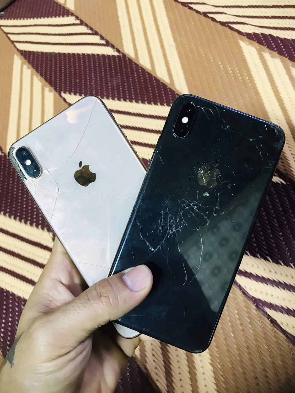 ايفون اكس اس ماكس العدد ٢ بيع او مراوس
الاول لون ذهبي ماقاري اي قطعه مبدله فقط ضهره مفطور ذاكرته ٢٥٦ بطاريته ٧٧ بلاديه فيس ايدي شغال

كله شغال شرط ع الفحص اذا بي عطل تاخذه وتروح

السعر ١٩٠ وبي مجال للشراي 

الثاني لون اسود هم ماقاري اي قطعه مبدله

ذاكرته ٢٥٦ بطاريته ٧١ بلاديه بس ضهره مفطور كدامك

فيس ايدي شغال كله شغال ع الفحص اي خلل مابي

السعر هم ١٩٠ وبي مجال للشراي مكاني بغداد مدينة الصدر خابرني ع رقمي او واتساب ***********
