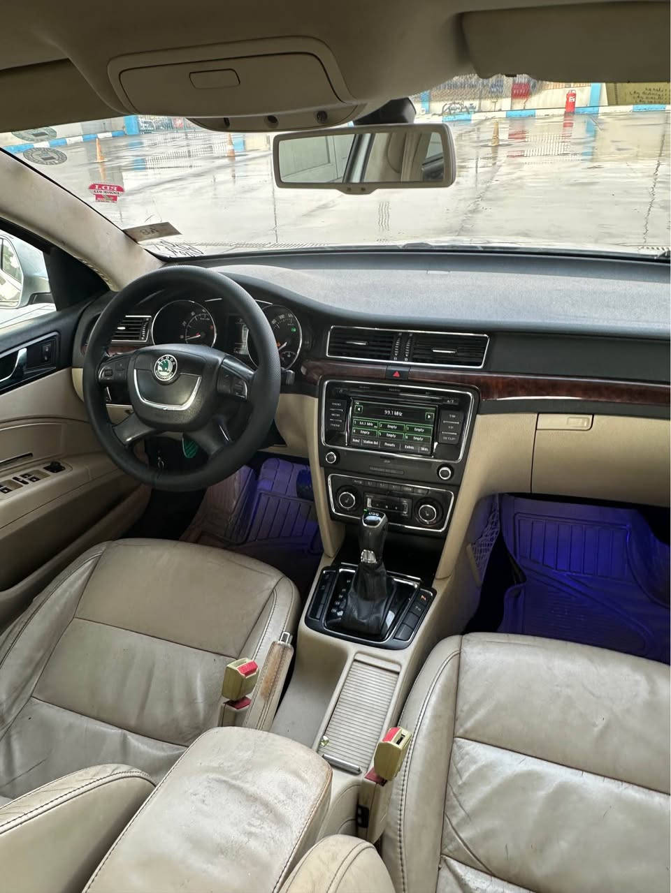 لە هەولێرم سحری ( ٧٣ وەرەقە )
***********
واتسئاپی لەسەرە

سکۆدا سوپەربی خلیجی مۆدیل ٢٠١٣ فول فول مواسەفات 

٣ پارجەی بەس پەمپە بێ ئرباگ

گێر و مەکینە و تەقە و رەقەی بەشەرتە
سەیارەکە لەسەر دەقی بیلادە و زۆر پاکە ماوە
یەک دینار مەسرەفی تێدانیە هەموو گیانی بەشەرتە 

مواسەفات خلیجی //- ١- سلایت ٢- ناو زەرد ٣- ٤ کوشین کارەبایی ٤- بەسمە  ٥- شاشە گەورە ٦- ١٢ ئرباگ ٧- ئاوێنە شەفت ٨- حەساس ٩- کوشین کارەبای ١٠- کوشین جلد ١١- تەحدد سورحە ١٢- لایت بەرز و نزم ١٣- ٣ پەردە ١٤- ناو فۆرمیکا  ١٥- ئاوێنە هیتەر

سحری ٧٣ وەرەقە ومەجالێکی زۆر کەم *********** أربيل, العراق
