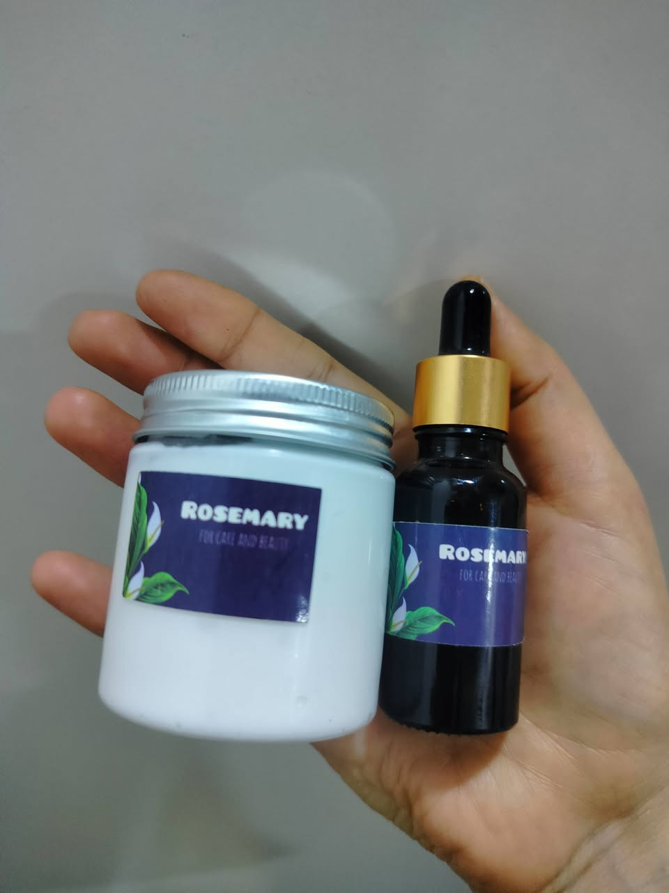 شنو هذا الجمال ياحلوات ✅❤️‍🔥
مني تريد تصير لووز منا للعيد 🤍
هذا بكج متكامل متكون من ؟
اولآ المقشر المطاطي بالزبدات مقشر يجنن يقلع شكو جلد ميت جلد وزة اسمرار خشونة بالجسم والعطر مااحجيلكم ينأكل  ✅❤️‍🔥
ثانيآ المرطب العميق بالفيتامينات مرطب يرطب ويفتح من كل قلبه خاص للجسم يستخدم بعد التقشير ✅❤️‍🔥
وثالثآ والأهم هاي القطرة الرهيبة شنو هاي هاي ياحلوات خلاصة العرق سوس وكلو شغلي ومستخلصاتي وتركيباتي الي افتخر بيها لأن اشتغلها بكل حب ومخافة الله ✅❤️‍🔥
شنو طريقة الاستخدام :على جسم رطب او ايد او قدم او مناطق حساسة  شنو تحبون تقشرون وتبيضون وترطبون 
تقشرون المنطقة بالمقشر لمدة ٥ دقائق 
وبعدها تشطفون المكان كامل بالمي قبل مينشف تماما تاخذون كمية من المرطب وتجيبون القطرة العرق سوس وتنقطون عالكمية ٥ نقاط وتخلطو جيد بعيد عن علبة المرطب لا اثناء الاستخدام بس تخلطون على كدركم وتخلون للجسم او المكان الي قشرتو ✅❤️‍🔥
مرتين بالاسبوع وشوفولي النعومة والبياض وتوحيد اللون الاجسمكم واايدكم تصير لووز🥰🥰🥰👏✅❤️‍🔥
علقو اتفاعلو ترى ماكو احد يشرح بضمير هالگد قدرو التعب 🥰
واسعاري مايحتاج تسالون والتوصيل ايضآ كلو يجنن 👏👏


**إذا كنت صاحب هذا الإعلان وتريد حذفه لأي سبب، رجاءا أرسل رسالة إلى الدعم الفني**